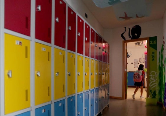 Una estudiante en un colegio de Lisboa en una imagen de archivo.