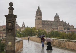 Una imagen del Puente Romano con vistas a la Catedral de Salamanca.