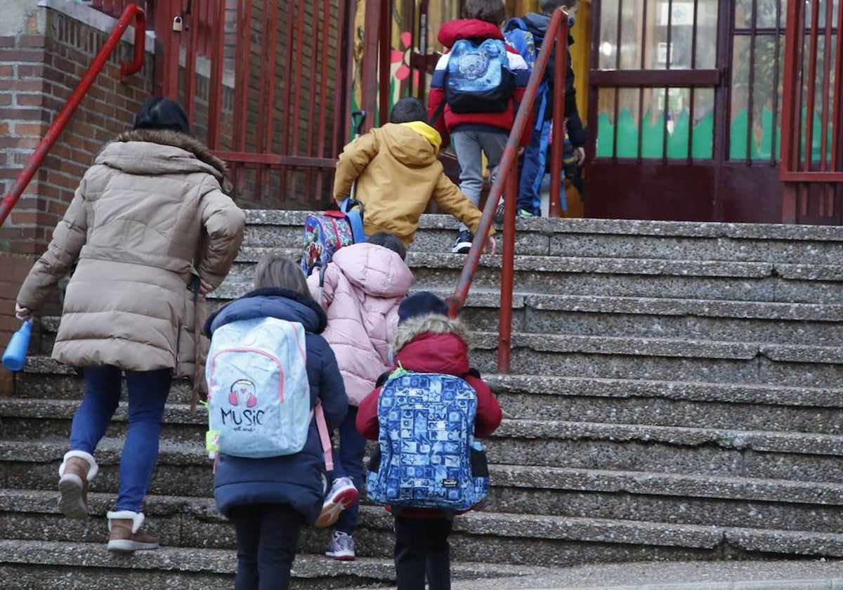 Varios niños a la entrada del colegio Rufino Blanco