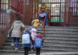 Varios niños a la entrada del colegio Rufino Blanco