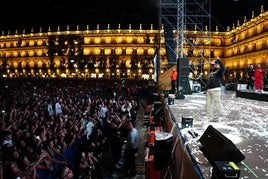 El artista Omar Montes, durante su concierto de estas Ferias en una Plaza Mayor abarrotada.