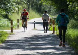 Imagen de senderistas y ciclistas a su paso por la vía verde.