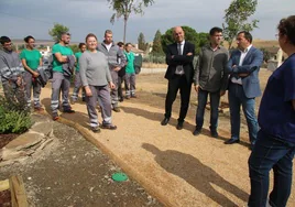 La visita institucional a los jardines restaurados y acceso al frontón de Miranda de Azán