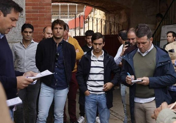 Ismael Martín, en el centro de la imagen, esta mañana en el patio de cuadrillas de La Glorieta.