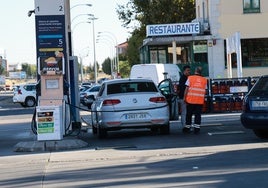 Un coche repostando en una gasolinera salmantina.