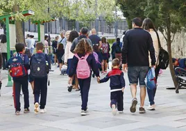 Escolares, a la salida del colegio.