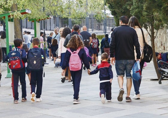 Escolares, a la salida del colegio.