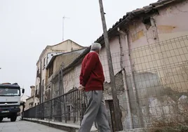 Exterior de las viviendas valladas ante su mal estado.