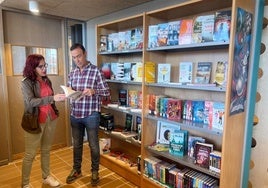 Noemí Fernández y Pedro Samuel Martín en la biblioteca.