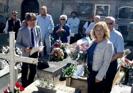 Imagen de la ofrenda floral celebrada en 2023 ante la tumba de los caídos en la Revolución Gloriosa de 1868.