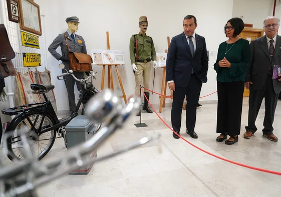 El delegado territorial de la Junta de Castilla y León, Eloy Ruiz; la directora del Archivo Histórico, Cristina Vicente y el coleccionista, José Luis Rodríguez.