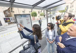 Miryam Rodríguez escanea el QR de colores colocado en la marquesina.