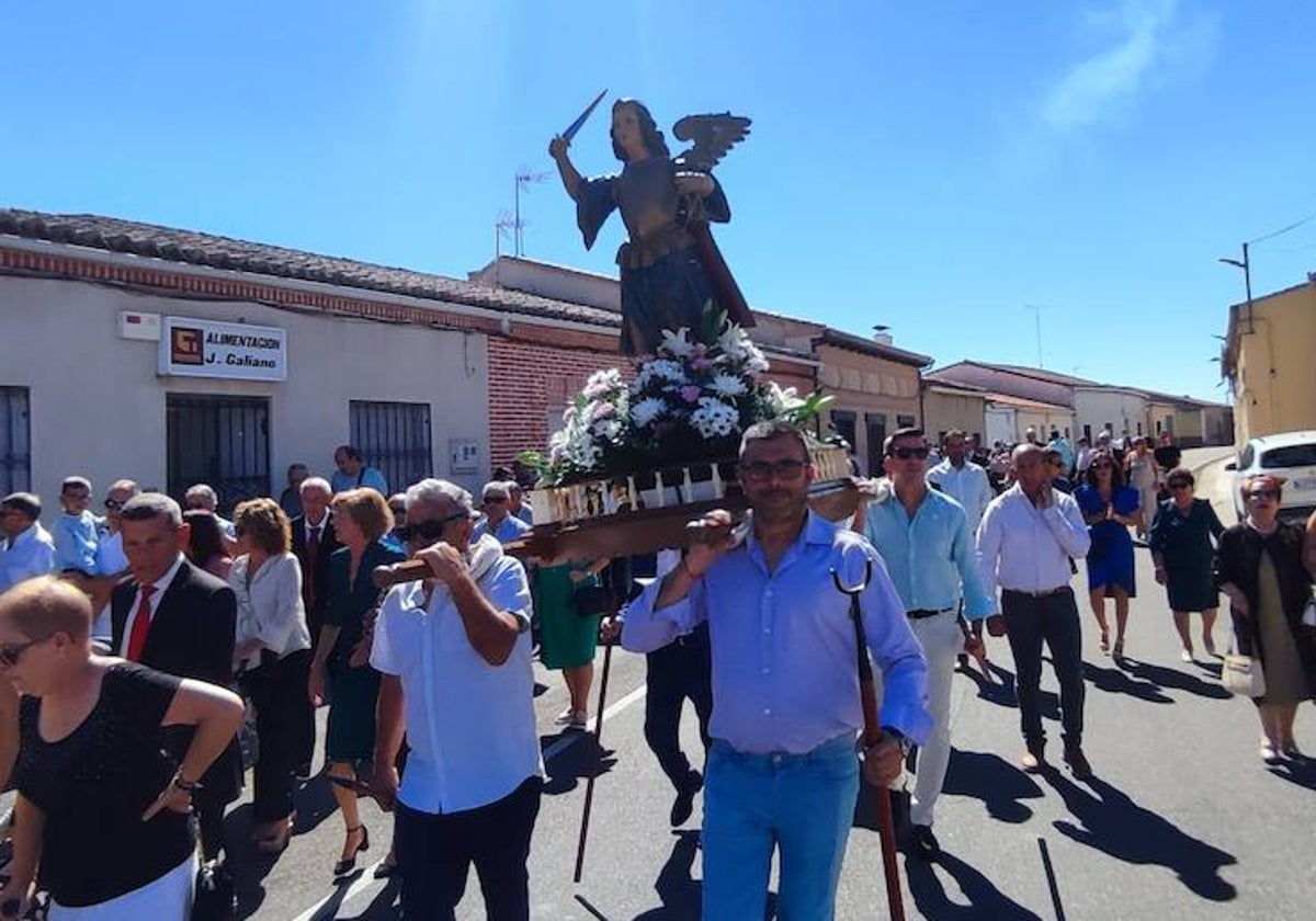 Procesión con San Miguel Arcángel por las calles de Zorita de la Frontera.