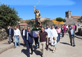 Procesión con la imagen de San Miguel el año pasado.