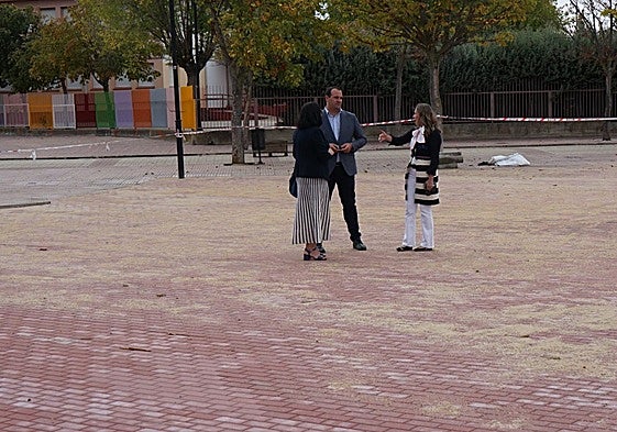 Silvia González, David Mingo y Marta Labrador en la plaza Tierno Galván.