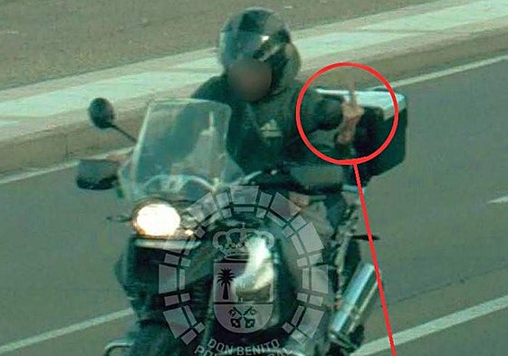 La imagen captada por el radar del conductor haciendo una peineta.