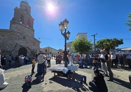 Plaza de la iglesia de Saelices el Chico, durante los alegres festejos