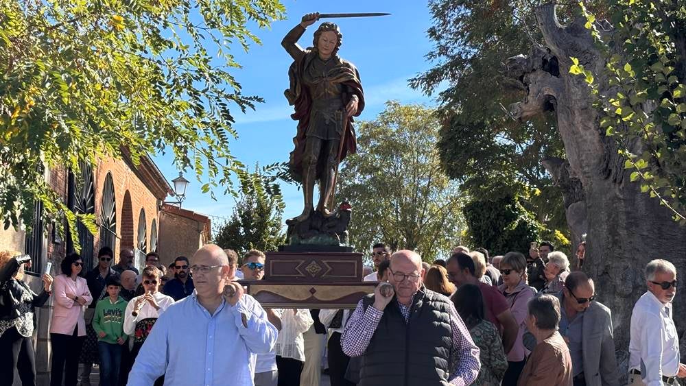 Ritmos de la tierra y bailes para el Santo patrón en Nava de Sotrobal