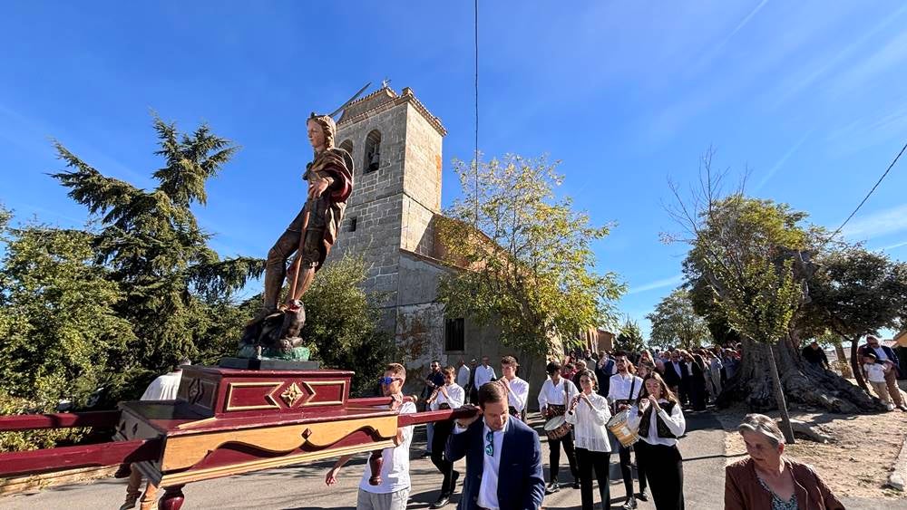 Ritmos de la tierra y bailes para el Santo patrón en Nava de Sotrobal