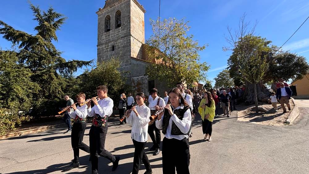 Ritmos de la tierra y bailes para el Santo patrón en Nava de Sotrobal