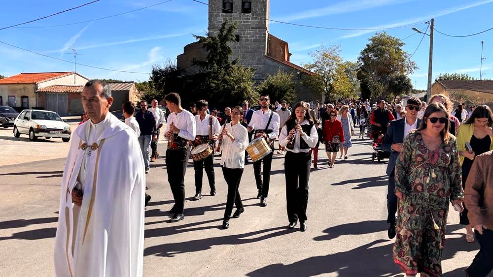 Ritmos de la tierra y bailes para el Santo patrón en Nava de Sotrobal