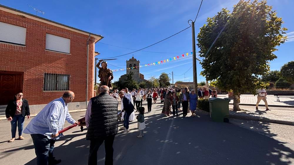 Ritmos de la tierra y bailes para el Santo patrón en Nava de Sotrobal