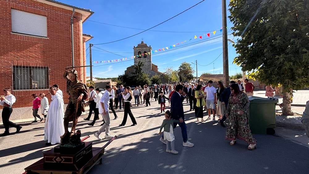 Ritmos de la tierra y bailes para el Santo patrón en Nava de Sotrobal