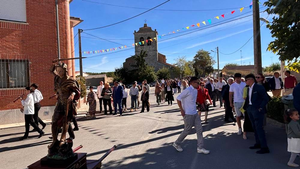 Ritmos de la tierra y bailes para el Santo patrón en Nava de Sotrobal