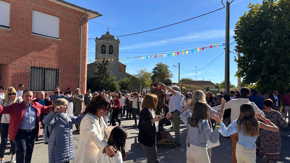 Ritmos de la tierra y bailes para el Santo patrón en Nava de Sotrobal