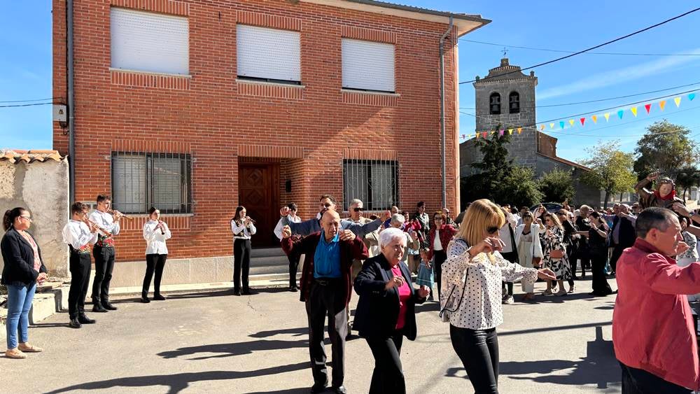 Ritmos de la tierra y bailes para el Santo patrón en Nava de Sotrobal