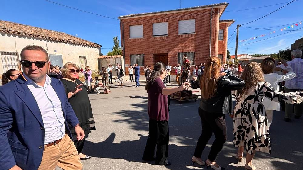 Ritmos de la tierra y bailes para el Santo patrón en Nava de Sotrobal