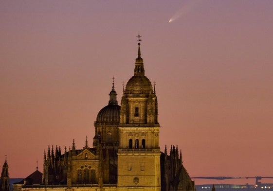 Una imagen del cometa sobrevolando el cielo de Salamanca.