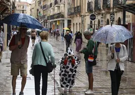 Varias personas en Salamanca esquivando la lluvia.