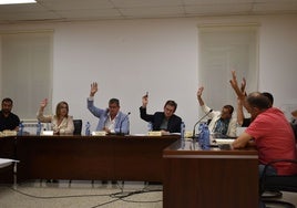 Parte de la Corporación de Cabrerizos votando a favor en uno de los puntos del orden del pleno.