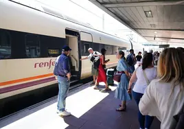 Viajeros subiendo a un tren con destino a Madrid.