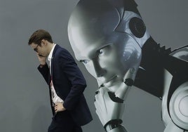 Un visitante del Mobile World Congress pasa por un estand de inteligencia artificial.