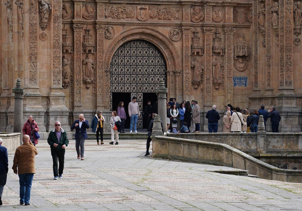 Salmantinos y turistas, en una de las zonas monumentales de la capital.