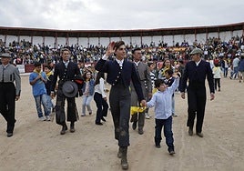 Julio Norte, en el centro, Manuel Escribano, a la izquierda, al abandonar el coso de Ledesma tras el festival a beneficio de Aerscyl.