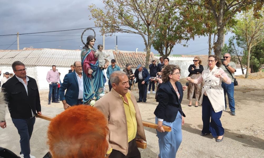 Honores a la Virgen del Rosario en Poveda de las Cintas