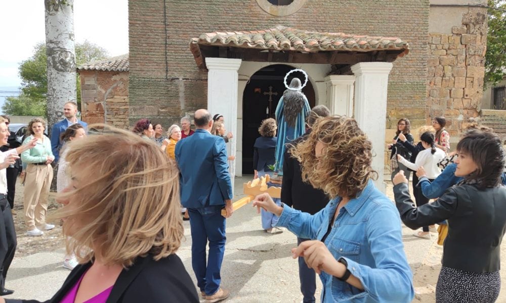 Honores a la Virgen del Rosario en Poveda de las Cintas