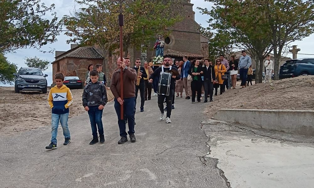 Honores a la Virgen del Rosario en Poveda de las Cintas