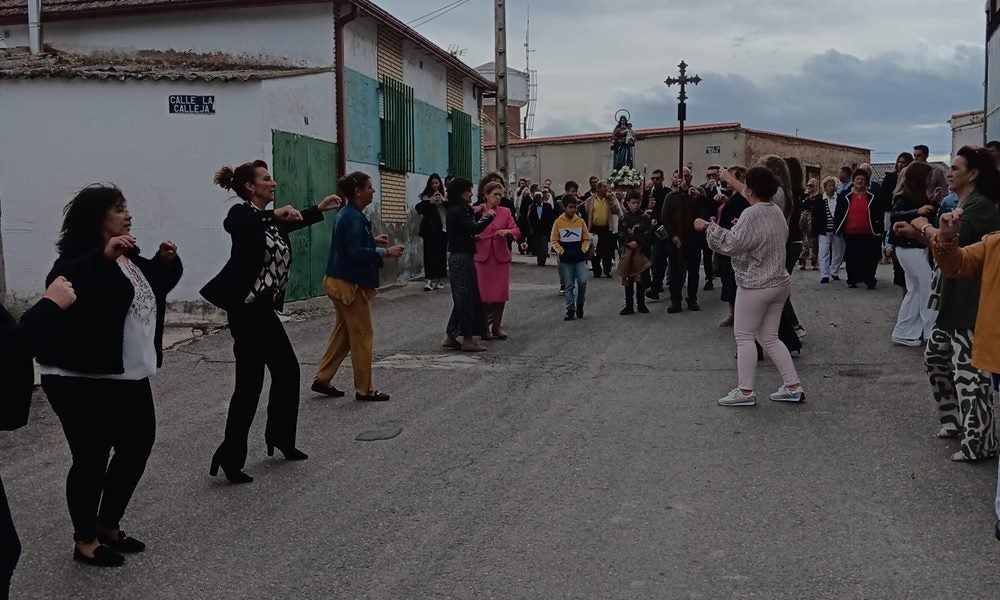 Honores a la Virgen del Rosario en Poveda de las Cintas