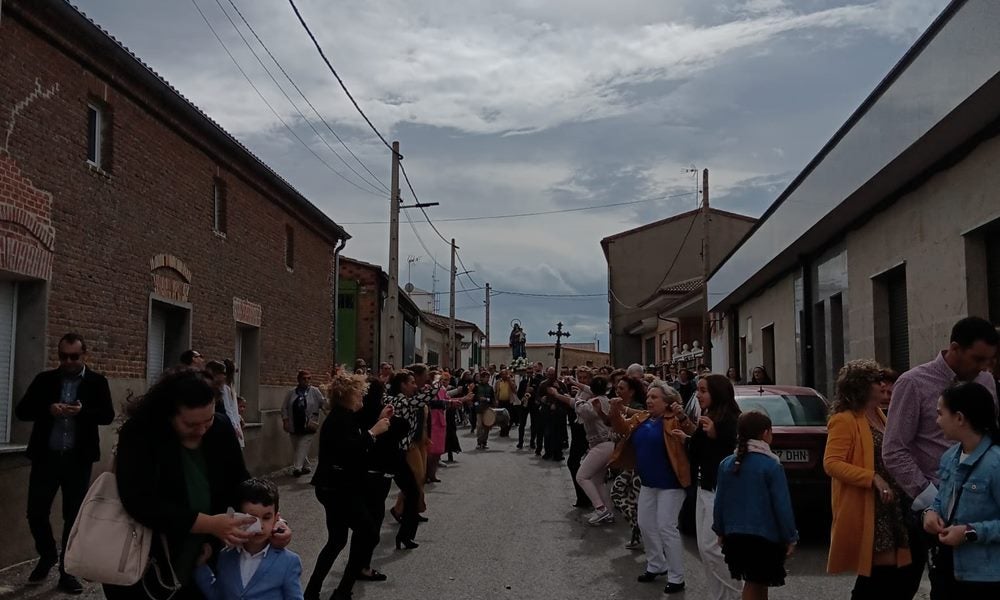 Honores a la Virgen del Rosario en Poveda de las Cintas