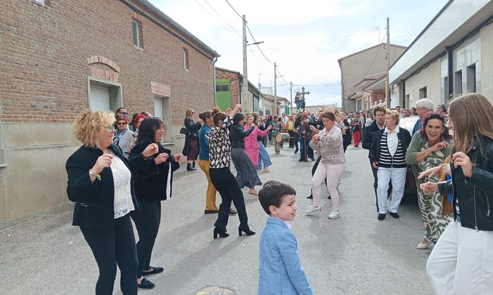 Honores a la Virgen del Rosario en Poveda de las Cintas