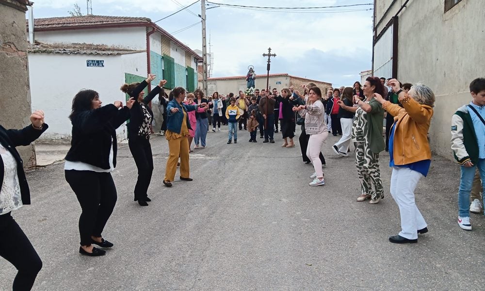 Honores a la Virgen del Rosario en Poveda de las Cintas