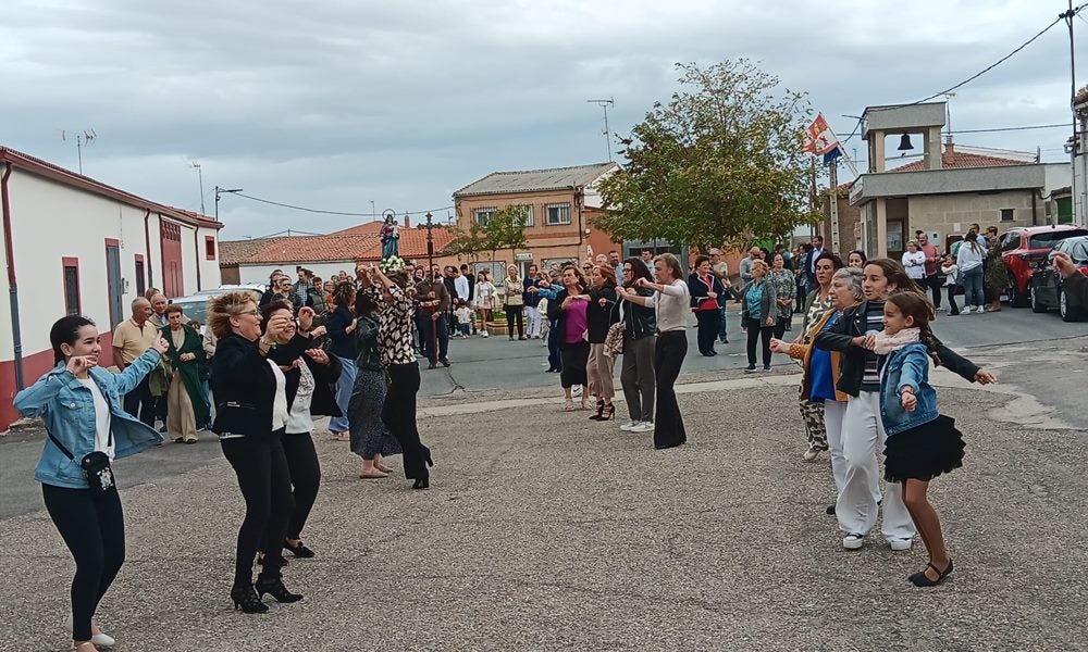 Honores a la Virgen del Rosario en Poveda de las Cintas