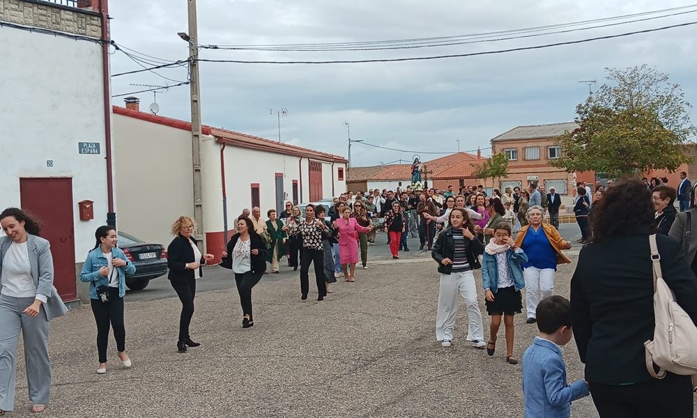 Honores a la Virgen del Rosario en Poveda de las Cintas