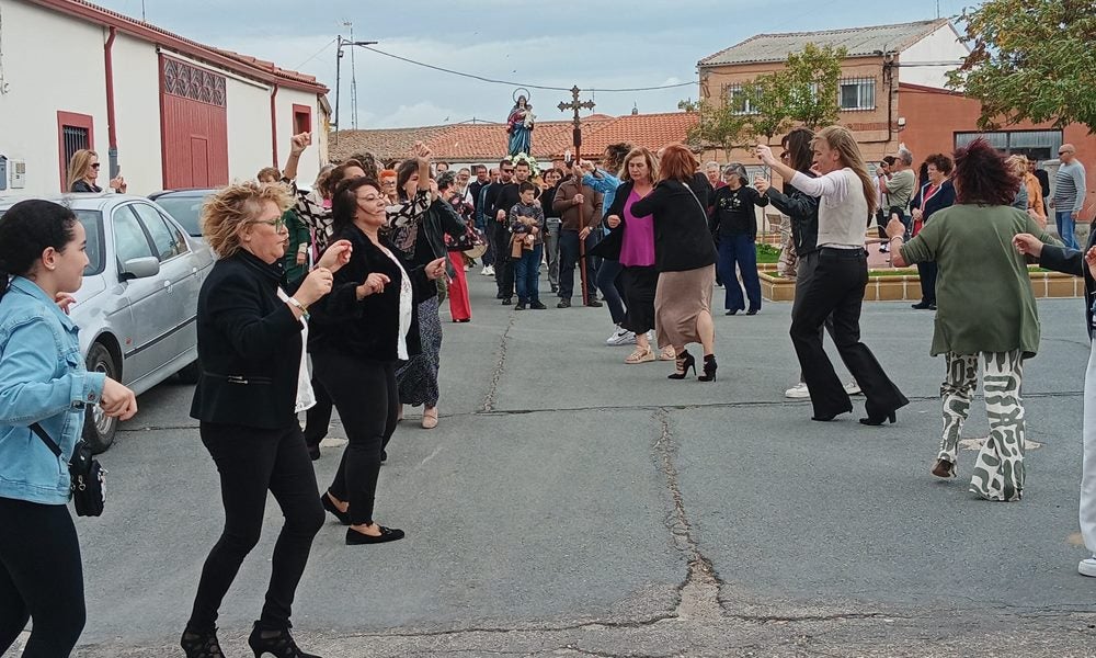 Honores a la Virgen del Rosario en Poveda de las Cintas