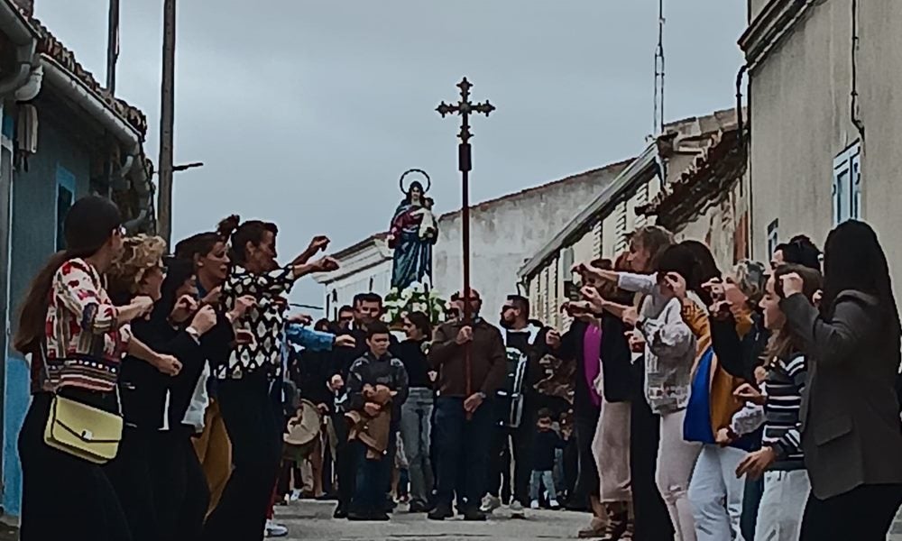 Honores a la Virgen del Rosario en Poveda de las Cintas