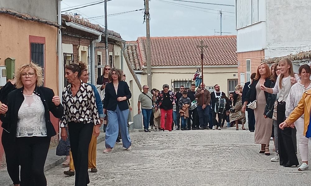 Honores a la Virgen del Rosario en Poveda de las Cintas